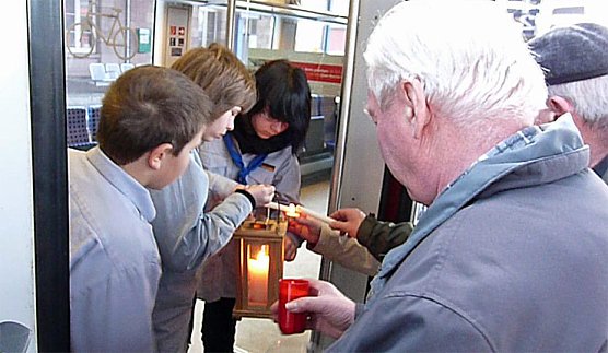 Friedenslicht in Sondershausen (Foto: Karl-Heinz Herrmann) Friedenslicht in Sondershausen (Foto: Karl-Heinz Herrmann)