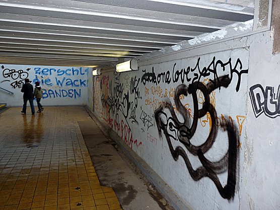 Geschmiere am Hauptbahnhof Sondershausen (Foto: Karl-Heinz Herrmann) Geschmiere am Hauptbahnhof Sondershausen (Foto: Karl-Heinz Herrmann)