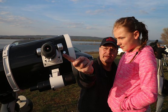 Faszination weiter geben: Dr. Roskothen an seinem Newton-Teleskop (Foto: Angelo Glashagel) Faszination weiter geben: Dr. Roskothen an seinem Newton-Teleskop (Foto: Angelo Glashagel)