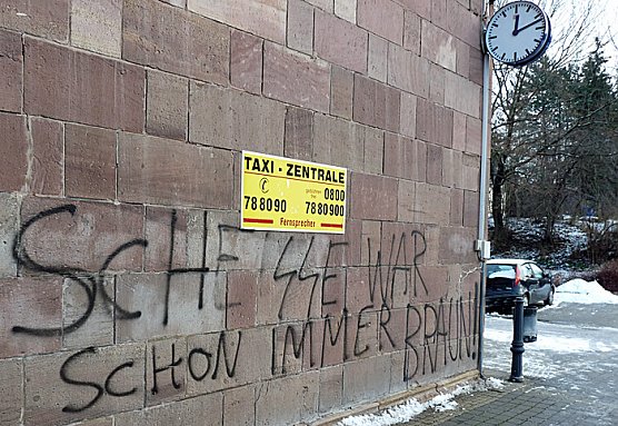 Geschmiere am Hauptbahnhof Sondershausen (Foto: Karl-Heinz Herrmann) Geschmiere am Hauptbahnhof Sondershausen (Foto: Karl-Heinz Herrmann)