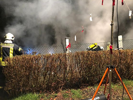 Carport und mehrere Fahrzeuge gehen in Flammen auf (Foto: Silvio Dietzel)