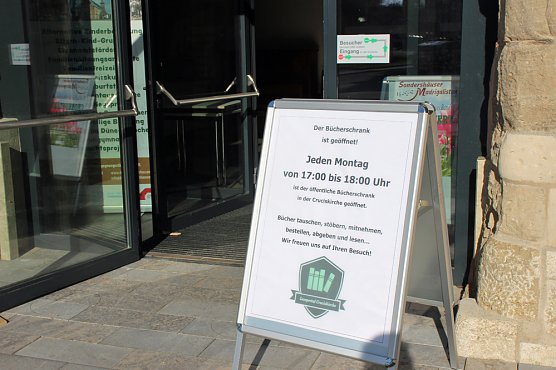 B&uuml;cherschrank regelm&auml;&szlig;ig ge&ouml;ffnet (Foto: Karl-Heinz Herrmann)
