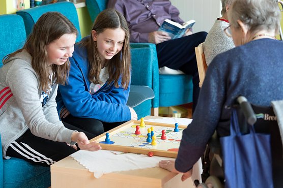 Jung trifft alt - Klosterschule trifft Wohnstift (Foto: Bernd Lindig)