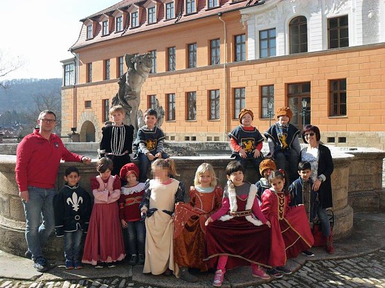 Einmal ein Ritter, ein Musketier und eine Hofdame sein (Foto: Kita Flohkiste) Einmal ein Ritter, ein Musketier und eine Hofdame sein (Foto: Kita Flohkiste)