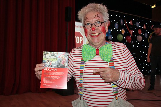 Mit Clown Hajo f&uuml;r mehr Sicherheit (Foto: Karl-Heinz Herrmann)