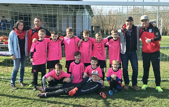 Unsere E-Junioren im neuen Outfit (Foto: B. Wollweber)