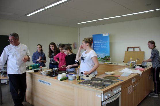 Den Köchinnen über die Schulter geschaut (Foto: Karl-Heinz Herrmann) Den Köchinnen über die Schulter geschaut (Foto: Karl-Heinz Herrmann)
