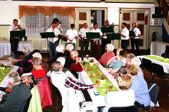 Alterskameraden begeistert von Blasmusik. (Foto: Günter Herting) Alterskameraden begeistert von Blasmusik. (Foto: Günter Herting)