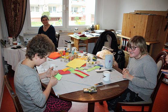 Beim Osterbasteln zugeschaut (Foto: Karl-Heinz Herrmann) Beim Osterbasteln zugeschaut (Foto: Karl-Heinz Herrmann)