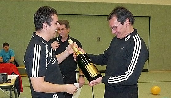 Weihnachtsturnier im Fußball (Foto: Karl-Heinz Herrmann) Weihnachtsturnier im Fußball (Foto: Karl-Heinz Herrmann)