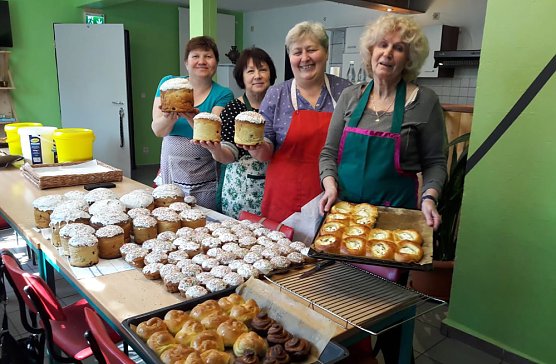 Osterbrotbäckerei in der Begegnungsstäte für Migranten "Kontakt" (Foto: Katharina Weizel) Osterbrotbäckerei in der Begegnungsstäte für Migranten "Kontakt" (Foto: Katharina Weizel)