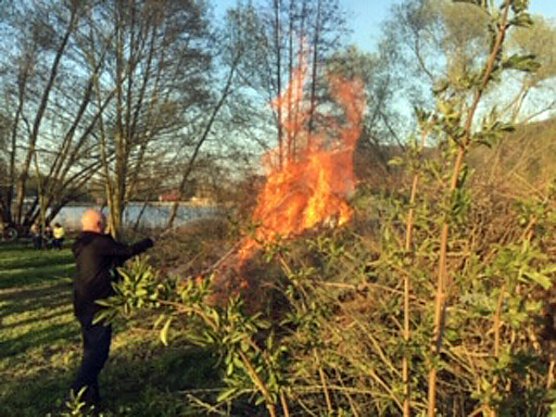 Osterfeuer am Bebraer Teich (Foto: Sven Oesterheld)