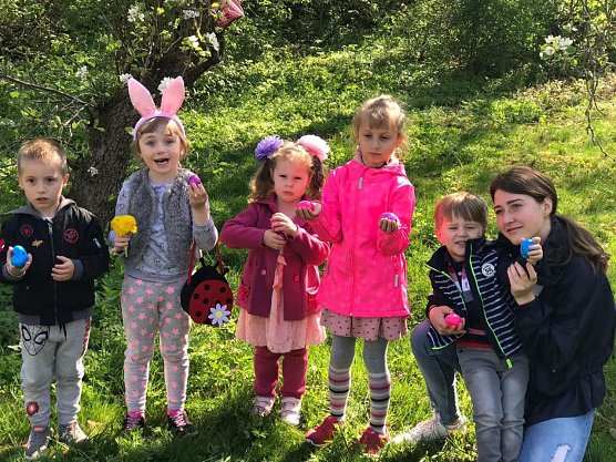 Ostereier im Pfarrgarten (Foto: Katharina Weizel)