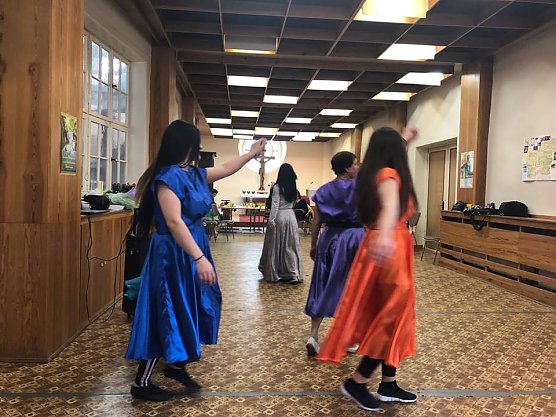 Ein neues Theatertanzstück der Kulturgruppe Kontakt" steht! (Foto: E.Lankau, A.Azimov, L.Dalaeva) Ein neues Theatertanzstück der Kulturgruppe Kontakt" steht! (Foto: E.Lankau, A.Azimov, L.Dalaeva)