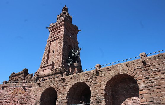 Großes Bürgerfest auf dem Kyffhäuser (Foto: Karl-Heinz Herrmann) Großes Bürgerfest auf dem Kyffhäuser (Foto: Karl-Heinz Herrmann)