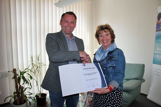 Ehrenurkunde erhalten (Foto: Karl-Heinz Herrmann) Ehrenurkunde erhalten (Foto: Karl-Heinz Herrmann)