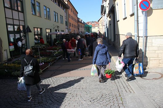 Ansturm auf Sondersh&auml;user Blumen-, Pflanzen- und Staudenmarkt (Foto: Karl-Heinz Herrmann)