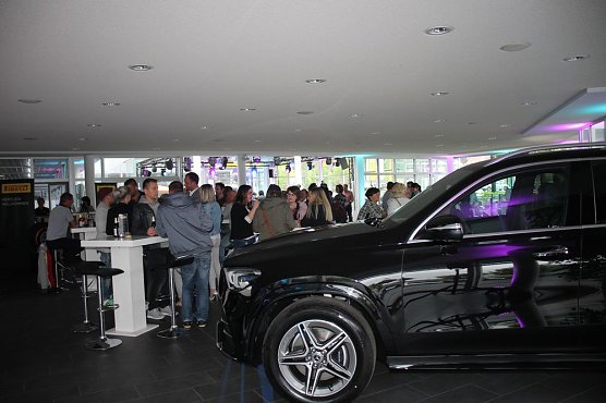 Nach der Arbeit ins Autohaus (Foto: Karl-Heinz Herrmann) Nach der Arbeit ins Autohaus (Foto: Karl-Heinz Herrmann)