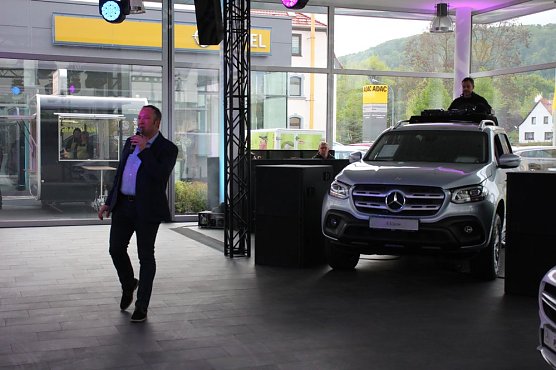 Nach der Arbeit ins Autohaus (Foto: Karl-Heinz Herrmann) Nach der Arbeit ins Autohaus (Foto: Karl-Heinz Herrmann)