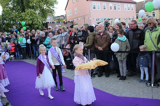 27. Fliederfest eröffnet - Verabschiedung Fliederkönigin (Foto: Karl-Heinz Herrmann) 27. Fliederfest eröffnet - Verabschiedung Fliederkönigin (Foto: Karl-Heinz Herrmann)