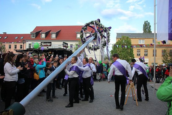 27. Fliederfest eröffnet - Verabschiedung Fliederkönigin (Foto: Karl-Heinz Herrmann) 27. Fliederfest eröffnet - Verabschiedung Fliederkönigin (Foto: Karl-Heinz Herrmann)