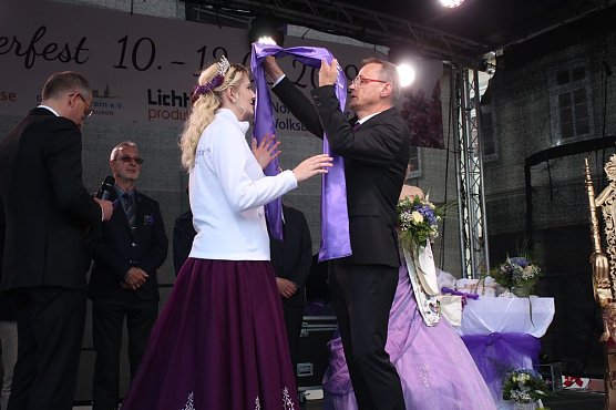 27. Fliederfest eröffnet - Verabschiedung Fliederkönigin (Foto: Karl-Heinz Herrmann) 27. Fliederfest eröffnet - Verabschiedung Fliederkönigin (Foto: Karl-Heinz Herrmann)