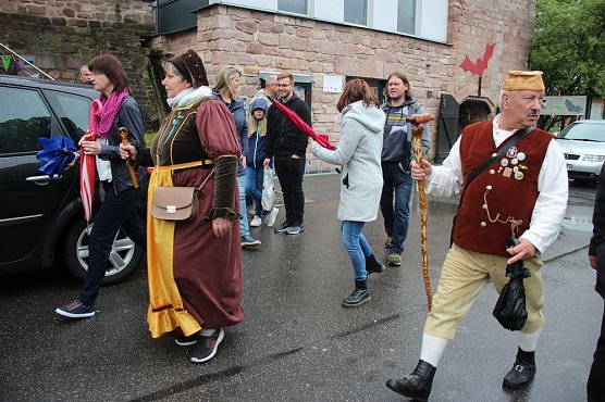 Fliederparade mit Schirm (Foto: Karl-Heinz Herrmann)