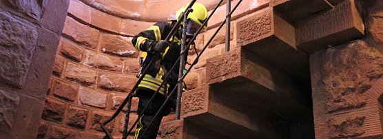 Feuerwehrleute st&uuml;rmen Kyffh&auml;userdenkmal (Foto: Karl-Heinz Herrmann)