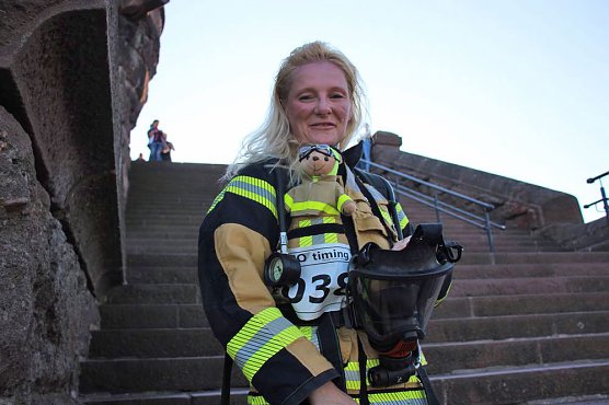 Feuerwehrleute st&uuml;rmen Kyffh&auml;userdenkmal (Foto: Karl-Heinz Herrmann)
