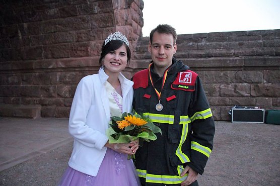 Feuerwehrleute st&uuml;rmen Kyffh&auml;userdenkmal (Foto: Karl-Heinz Herrmann)