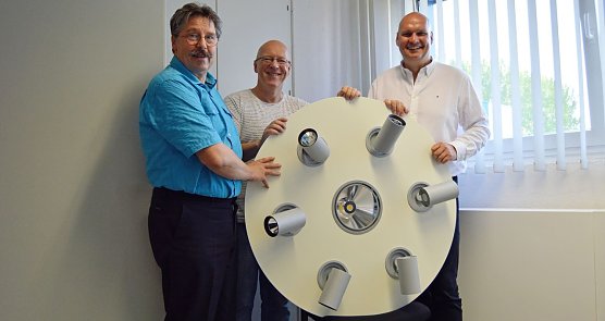 Leuchte &uuml;bergeben (Foto: Stadtverwaltung Sondershausen)