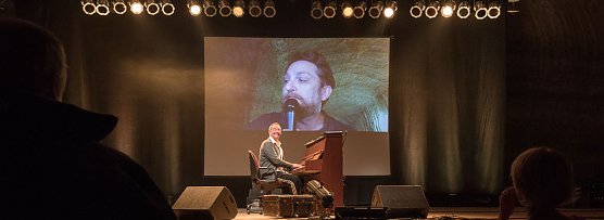 Ein Mann allein am Klavier (Foto: Jana Gro&szlig;)