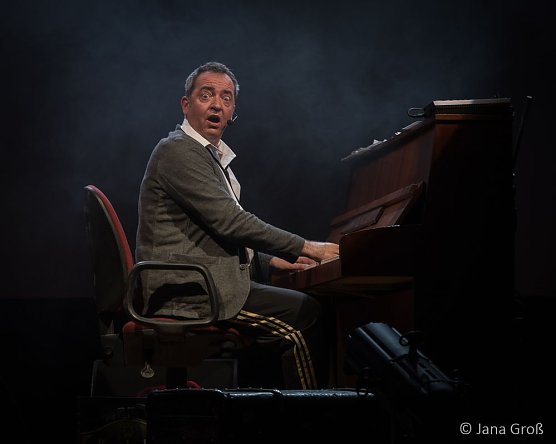 Ein Mann allein am Klavier (Foto: Jana Gro&szlig;)