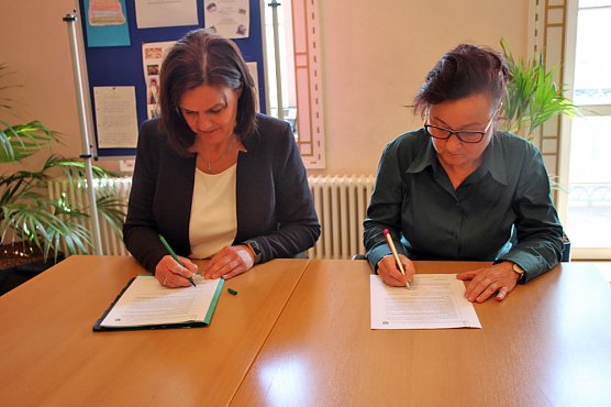 Verkehrsvertrag unterzeichnet (Foto: Karl-Heinz Herrmann) Verkehrsvertrag unterzeichnet (Foto: Karl-Heinz Herrmann)