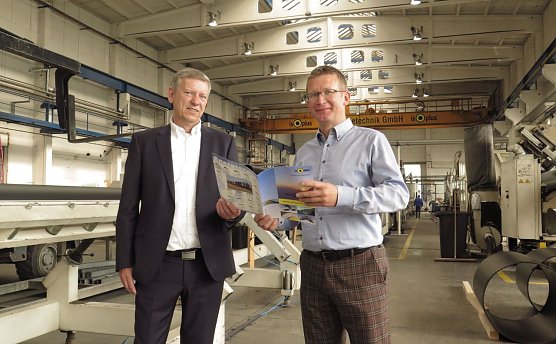 v.l. Herrn J&ouml;rg Kauschat (Gesch&auml;ftsf&uuml;hrer) und Herrn Axel Kirstein (Betriebsleiter) der isoplus Fernw&auml;rmetechnik GmbH (Foto: Nordh&auml;user Unternehmerverband)