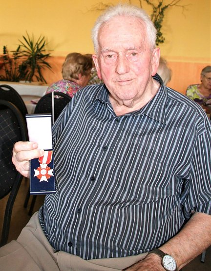 Hohe Auszeichnung f&uuml;r Kamerad Helmut Werner. (Foto: G&uuml;nter Herting)