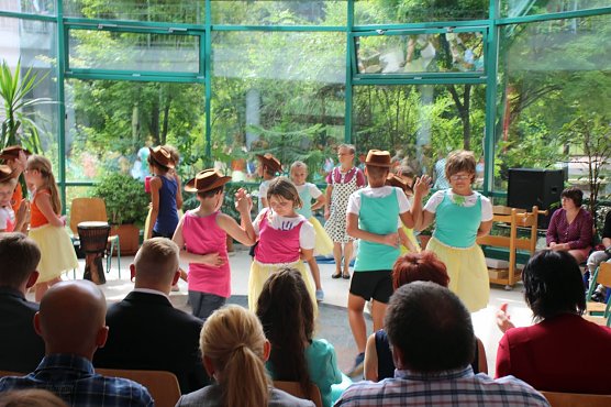 Zeugnisse &uuml;berreicht (Foto: Karl-Heinz Herrmann)