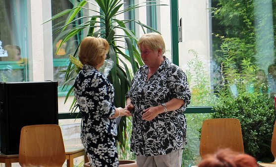 Zeugnisse &uuml;berreicht (Foto: Karl-Heinz Herrmann)