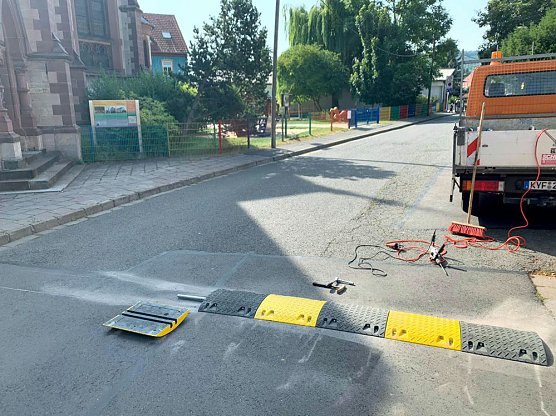 Fahrbahnschwellen werden eingebaut (Foto: Stadt Sondershausen) Fahrbahnschwellen werden eingebaut (Foto: Stadt Sondershausen)