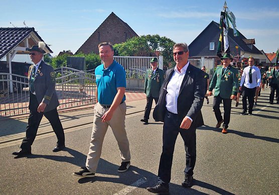 Sch&uuml;tzenumzug  (Foto: Stefan Schard)