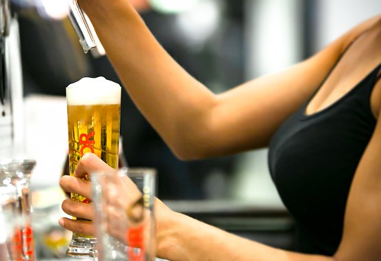 bier zapfen (Foto: Gewerkschaft NGG) bier zapfen (Foto: Gewerkschaft NGG)