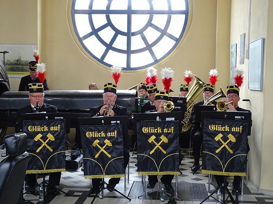 Bergbautechnologen beendeten Ausbildung (Foto: GSES) Bergbautechnologen beendeten Ausbildung (Foto: GSES)