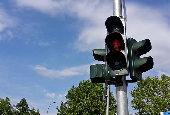 Fu&szlig;g&auml;ngerampel jetzt in Betrieb (Foto: Karl-Heinz Herrmann)