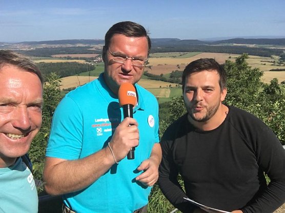 Wandern mit Mike Mohring (Foto: Stefan Schard) Wandern mit Mike Mohring (Foto: Stefan Schard)