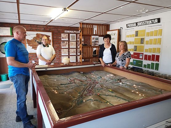 Agrar-Kabinett in Greu&szlig;en l&auml;dt Schulkinder ein (Foto: Die Linke)