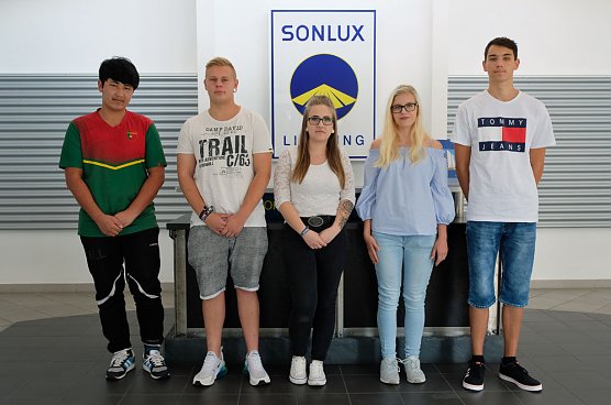 Fünf neue Auszubildende (Foto: Sonlux) Fünf neue Auszubildende (Foto: Sonlux)