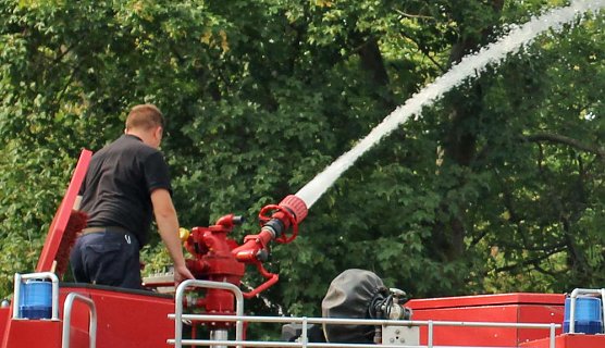 Schnelle und unkomplizierte Hilfe f&uuml;r den Parkteich (Foto: Karl-Heinz Herrmann)