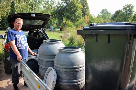 Weitere Hilfe für den Parkteich (Foto: Karl-Heinz Herrmann) Weitere Hilfe für den Parkteich (Foto: Karl-Heinz Herrmann)