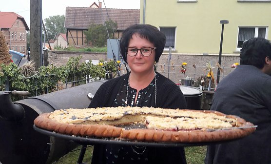 R&auml;dergro&szlig;e Backbleche zum Erntedankfest in Niederspier (Foto: privat)