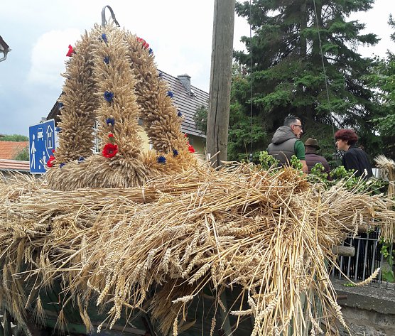 R&auml;dergro&szlig;e Backbleche zum Erntedankfest in Niederspier (Foto: privat)